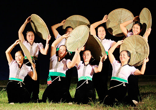Điệu múa nón dân tộc Thái trắng Mường Lay. (Nguồn ảnh: baodienbienphu.info.vn)